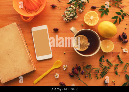 La medicina di erbe laici flat top view con tazza di caldo anca rosa tea e fetta di limone Foto Stock