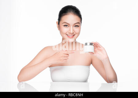 Trattamento di bellezza. Donna asiatica holding siero Siero idratante bottiglia Foto Stock