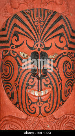 Guerriero Maori carving maschera in legno rosso Foto Stock