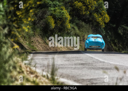 FIAT Abarth 750 GT ZAGATO 1956 su una vecchia macchina da corsa nel rally Mille Miglia 2018 il famoso storico italiano della gara (1927-1957) Foto Stock