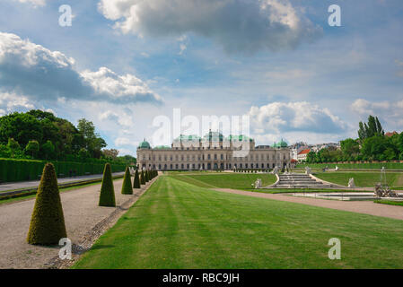 Il Palazzo del Belvedere di Vienna, vista verso il Barocco Schloss Belvedere Palace di Vienna con il suo famoso giardino paesaggistico in primo piano, Wien Austria. Foto Stock