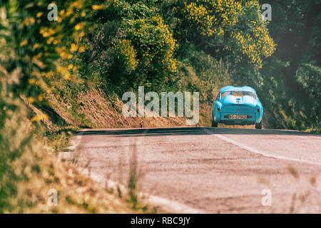 FIAT Abarth 750 GT ZAGATO 1956 su una vecchia macchina da corsa nel rally Mille Miglia 2018 il famoso storico italiano della gara (1927-1957) Foto Stock