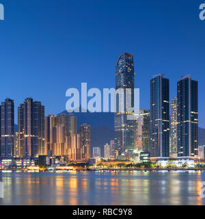 Skyline di Tsuen Wan con Nina Tower, Tsuen Wan, Hong Kong, Cina Foto Stock