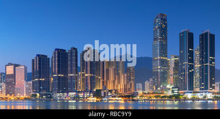 Skyline di Tsuen Wan con Nina Tower, Tsuen Wan, Hong Kong, Cina Foto Stock