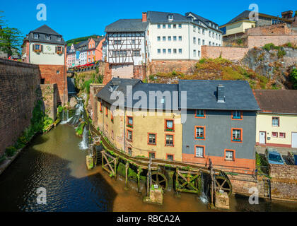 Storico mulino Hackenberger e cascate di Leuk, Saarburg, Renania-Palatinato, Germania Foto Stock