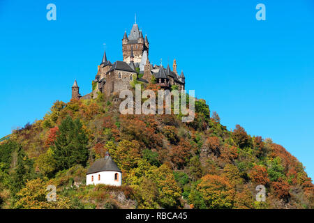 Sul Reichsburg Cochem, la valle di Mosel, Renania-Palatinato, Germania Foto Stock