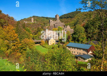 Oberburg e Niederburg castelli, Manderscheid, Eifel, Renania-Palatinato, Germania Foto Stock