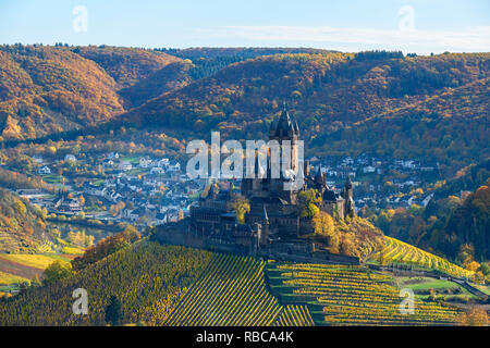 Sul Reichsburg Cochem, la valle di Mosel, Renania-Palatinato, Germania Foto Stock