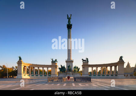 Eroi‰Ûª Square a sunrise, Budapest, Ungheria Foto Stock