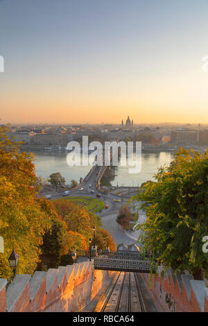 Il Ponte delle catene di Szechenyi (ponte) e il Castello di Buda funicolare, Budapest, Ungheria Foto Stock