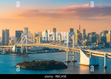 Rainbow Bridge e della Baia di Tokyo, Odaiba, presso Tokyo, regione di Kanto, Giappone. Foto Stock