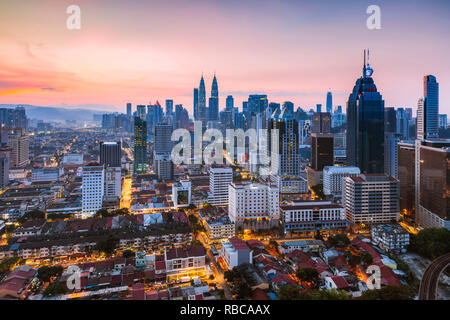 Skyline con KLCC e torri Petronas, Kuala Lumpur, Malesia Foto Stock