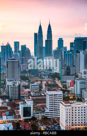 Skyline con KLCC e torri Petronas, Kuala Lumpur, Malesia Foto Stock