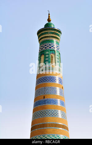 L'Islam Khodja minaret. Città vecchia di Khiva (Itchan Kala), un sito Patrimonio Mondiale dell'Unesco. Uzbekistan Foto Stock