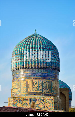 Cupola della Bibi Khanum moschea. Esso è stato costruito (1399) come Samarcanda e il principale luogo di culto e dedicato a Timur preferiti della moglie Sarai Mulk Khanum, mongola princess. Un sito Patrimonio Mondiale dell'Unesco, Samarcanda. Uzbekistan Foto Stock