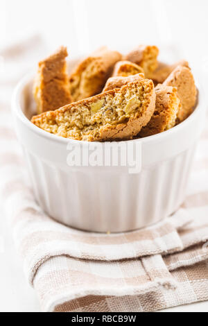 Dolce cantuccini biscotti. Biscotti italiani nel recipiente. Foto Stock
