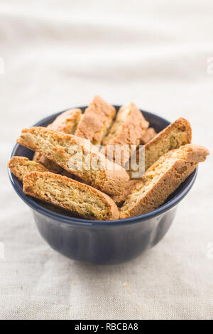 Dolce cantuccini biscotti. Biscotti italiani nel recipiente. Foto Stock