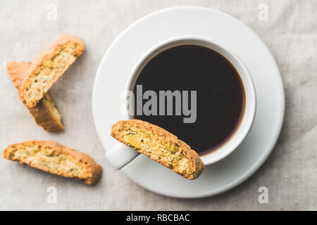 Dolce cantuccini biscotti. Biscotti italiani e la tazza di caffè. Vista dall'alto. Foto Stock