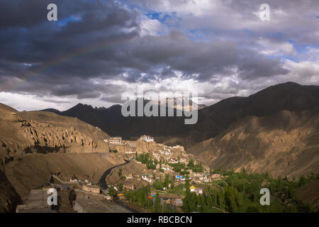 Rainbow oltre il Gompa Lamayuru monastero in Ladakh, Jammu e Kashmir India Foto Stock