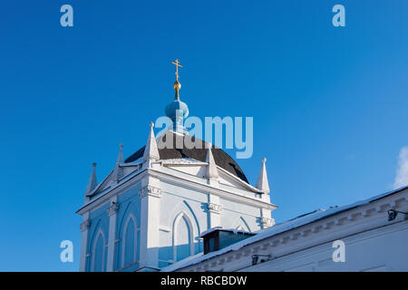 Belle cupole con croci d'oro oltre le mura in Russia contro il blu cielo chiaro. Foto Stock