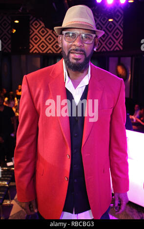 NEW YORK, NY - 15 Luglio: R. Kelly assiste il caldo 97 Platinum Series ascolto Lounge a singhiozzo , Luglio 15, 2015 in New York City.Credit: Walik Goshom / MediaPunch Foto Stock