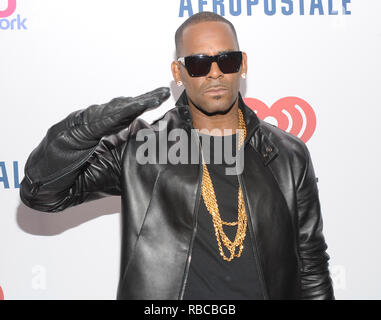 NEW YORK, NY - 13 dicembre: R Kelly assiste la Z-100 New York Jingle Ball sul dicembre 13, 2013 al Madison Square Garden di New York City. Credito: RTNJon Palmer/MediaPunch Inc. Foto Stock