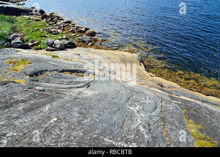 Bellissimo paesaggio Karelian - rocce colorate sulla spiaggia. Bay Chupa, mare bianco costa, Carelia, Russia Foto Stock