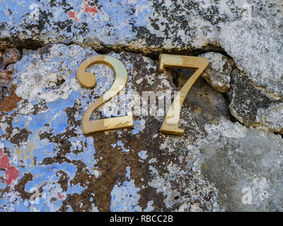 Immagine dei numeri golden sulla parete vicino fino Foto Stock