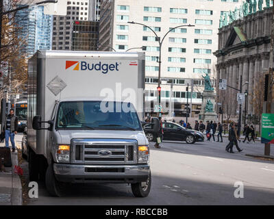 MONTREAL, Canada - 7 Novembre 2018: Middle Size carrello con il logo sul bilancio noleggio auto nel centro cittadino di Montreal, Quebec. Il budget è uno dei principali Ame Foto Stock