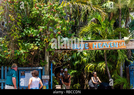 Key West, Stati Uniti d'America - 1 Maggio 2018: Tropical ristorante chiamato Blue Heaven, ingresso architettura in Florida il viaggio, giornata soleggiata, persone menu di lettura Foto Stock