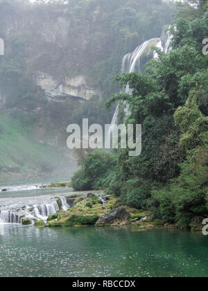 HUANGGUOSHU,città di Anshun, GUIZHOU,Cina -Dicembre 10 2018 :area Tianxingqiao scenario delle cascate di Huangguoshu. Cascate di Huangguoshu sono della Cina di larg Foto Stock