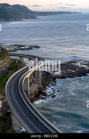 Il Sea Cliff Bridge è un equilibrato ponte a sbalzo situato nel nord della regione di Illawarra del Nuovo Galles del Sud, Australia Foto Stock