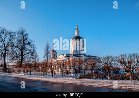 Kolomna chiesa di San Michele Arcangelo con una torre campanaria su un giorno d'inverno. Itinerari turistici. Foto Stock