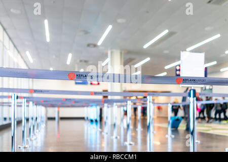 Keflavik, Islanda - 20 Giugno 2018: Icelandair gate terminale con ringhiera firmare per l aeroporto internazionale di persone in attesa per il volo interno ho Foto Stock