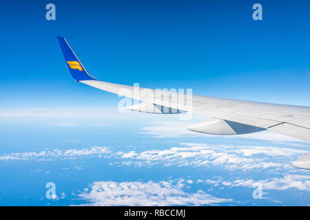 Keflavik, Islanda - 20 Giugno 2018: Icelandair blue aereo nel cielo, con vista da finestra elevato angolo vista sull Oceano Atlantico Oceano Artico durante la giornata di sole, Foto Stock