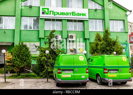 Rivne, Ucraina - 3 Luglio 2018: famosa Privatbank verde o banca privata nella città di Rovno in Ucraina occidentale, auto all'aperto in estate, nessuno, colorato con vibrazione Foto Stock