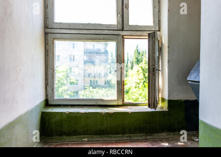 All'interno del corridoio scalinata in Unione sovietica vecchio edificio di appartamenti in Ucraina, in estate, nessuno, malandato finestra aperta, pavimento interno con scivolo cestino Foto Stock