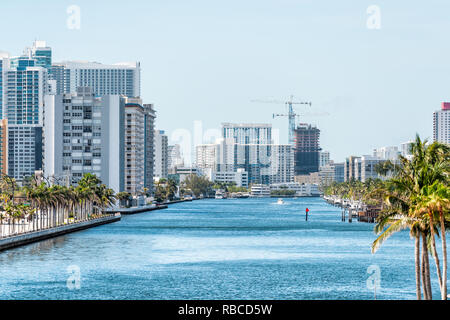 Hollywood Florida Miami beach cityscape skyline di grattacieli residenziali edifici costiere in condominio di appartamenti, elevato angolo vista aerea di Stranahan Riv Foto Stock