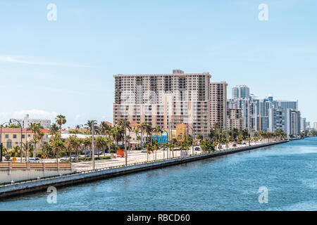 Hollywood, Stati Uniti d'America - 6 Maggio 2018: Miami Florida spiaggia cityscape skyline di grattacieli residenziali edifici costiere in condominio di appartamenti, elevato angolo antenna v Foto Stock