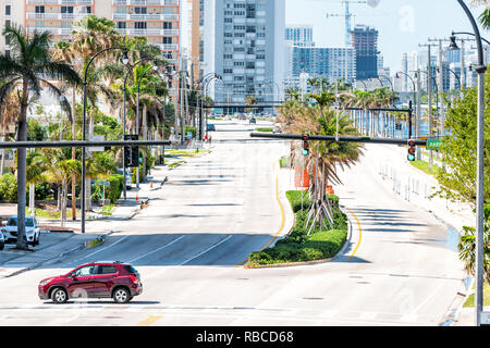 Hollywood, Stati Uniti d'America - 6 Maggio 2018: Florida Miami beach Broward County con edifici resort cityscape e calcestruzzo A1una autostrada ad alto angolo di visione nel corso Sunny Foto Stock