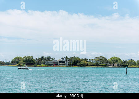 Bal Harbour, Stati Uniti d'America - 8 Maggio 2018: Miami Florida con vista mare sulla Baia di Biscayne Intracoastal acqua e vista di Indian Creek miliardario isola con barca yacht Foto Stock