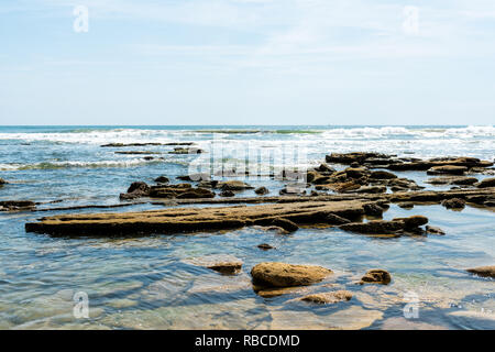 Fiume al mare preservare, Marineland, formazioni rocciose onde e orizzonte nel nord della spiaggia della Florida da sant'Agostino con nessuno sulla giornata di sole Foto Stock