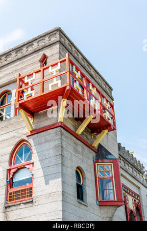 Sant'Agostino, Stati Uniti d'America - 10 Maggio 2018: Flagler College con architettura della Florida famosa città storica, nessuno e visualizzazione verticale Foto Stock