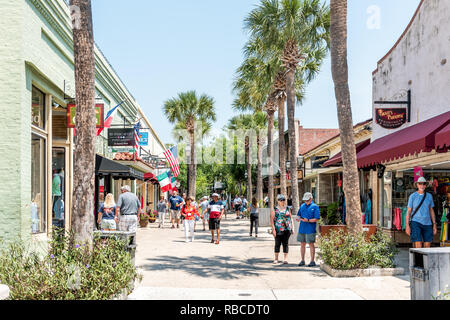 Sant'Agostino, Stati Uniti d'America - 10 Maggio 2018: St George Street e la gente che camminava sul giorno di sole da ristoranti e negozi del centro città vecchia Florida City Foto Stock