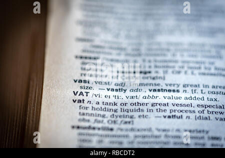 Close up abbreviazione della parola imposta sul valore aggiunto - IVA - ion una pagina all'interno di un dizionario Inglese - IVA Nozione Foto Stock