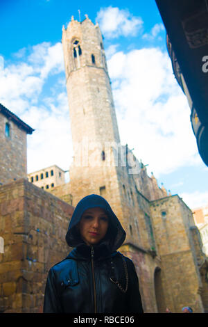Caucasian modello femminile comporta per le foto alla meta turistica Barcellona, Spagna. Barcellona è conosciuta come una città artistica situato nella zona est di COA Foto Stock
