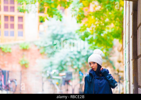 Caucasian modello femminile comporta per le foto alla meta turistica Barcellona, Spagna. Barcellona è conosciuta come una città artistica situato nella zona est di COA Foto Stock