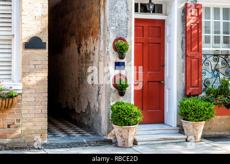 Charleston, STATI UNITI D'AMERICA CENTRO CITTÀ street in Carolina del Sud con nessuno nella città meridionale di vecchie case vintage architettura, stretto vicolo e della porta d'ingresso Foto Stock