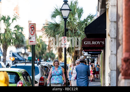 Charleston, Stati Uniti d'America - 12 Maggio 2018: Downtown city King Street in Carolina del Sud con la gente a piedi nella città meridionale al tramonto da negozi e ristoranti su si Foto Stock