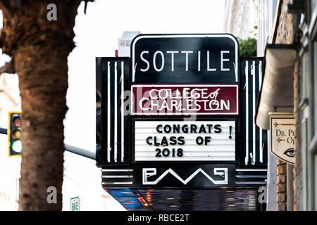Charleston, Stati Uniti d'America - 12 Maggio 2018: Downtown city King Street in Carolina del Sud con vista dettagliata del sottile Theatre e il College di Charleston in segno di graduazione Foto Stock